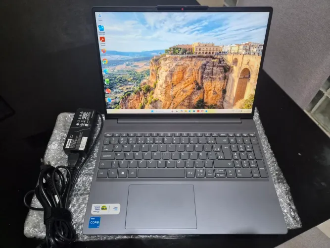 Notebook Lenovo Slim 3 / Core i5 13ªth / 8Gb / SSD 512gb Tela de 15"