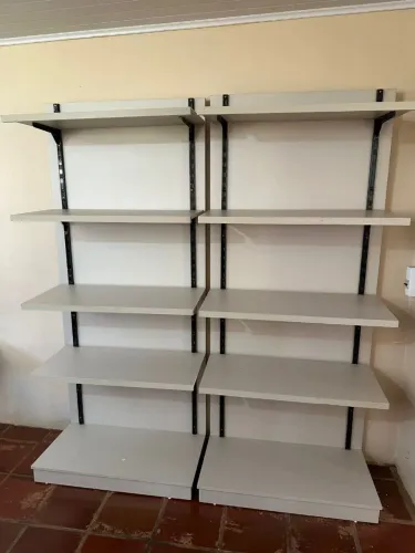 ESTANTE EXPOSITORA EM MDF