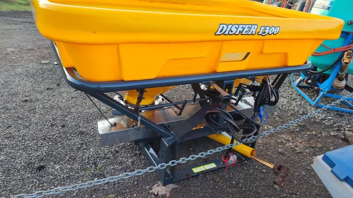 Adubadeira 1300 kg trator 
