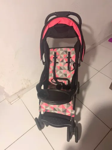 Quadriciclo e carrinho de bebê