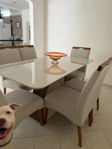 MESA DE JANTAR 6 lugares em MDF. Seis cadeiras em perfeito estado.