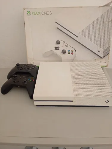 Xbox one S, 1 TB, com 2 controles e 4 jogos, GTA 5, red dead remption 2,, call of duty