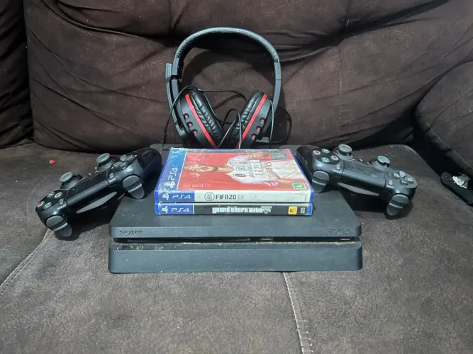 PS4 Slim 1 TB com 2 jogos em mídia física, 2 controles originais e 1 headset