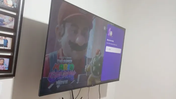 Smart TV LED de 58 polegadas com resolução 4K Ultra HD, sistema Google TV e suporte para