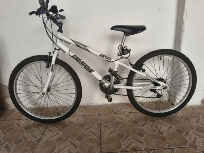 Bicicleta de passeio Ultra Bikes Aro 24 - 18 velocidades de marchas - Branco e preto