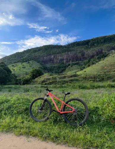 Bicicleta Specialized laranja semi nova 