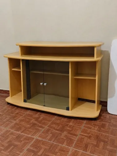 Estou vendo estante/rack para sala.