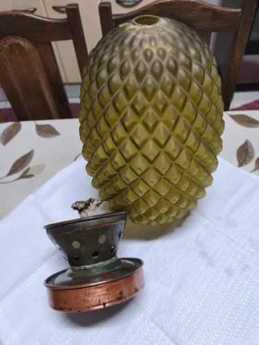 Candieiro de cobre marca fulgor bem antigo com pena de vidro.