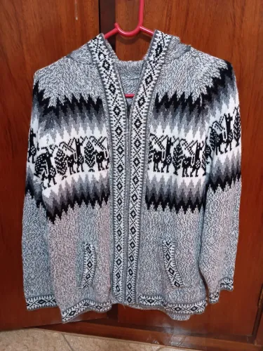 Casaco/Blusa Andina com Lhamas e Capuz