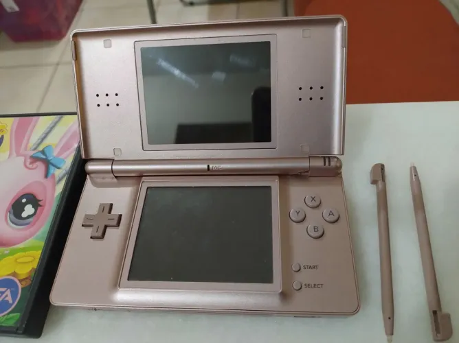 Vendo Nintendo DS Lite rosa. Original EUA. Acompanha 3 jogos em bom estado.
