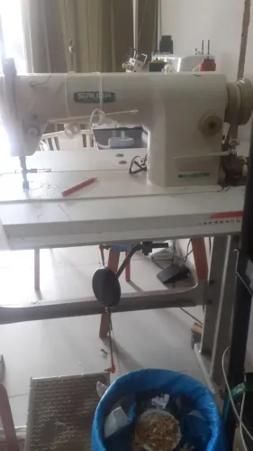 Máquina de costura reta