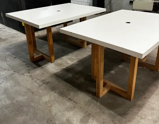 2 mesas colaborativas de madeira