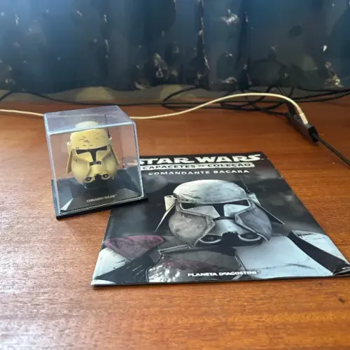 Miniatura Capacete Comandante Bacara Star Wars Planeta DeAgostini Com Fasciculo