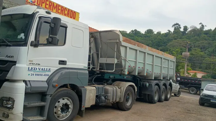 Vendo ou troco por truck caçamba ou retro escavadeira 