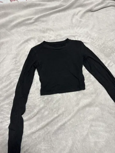 blusa preta cropped pp