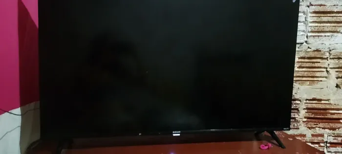 Tv smart tela fico preta pq meu filho taco o carrinho na tela