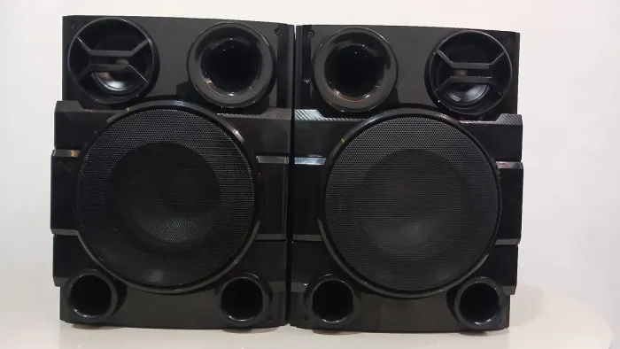 Par de caixas LG XBOOM 6 OHMS. 3 vias cada