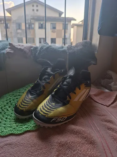 Chuteira Adidas Messi F50 Dourada