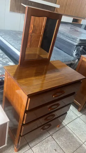 Cômoda nova de madeira com espelho 