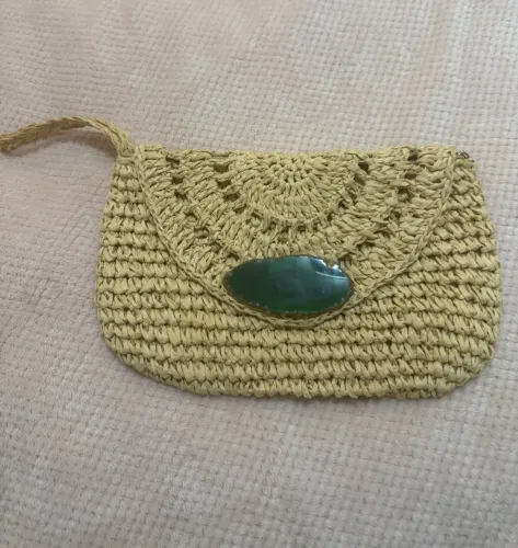 Bolsa carteira em palha ráfia, da marca europeia primark com aplicação de pedra rústica