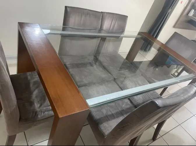 Mesa de jantar com tampo de vidro + 6 cadeiras