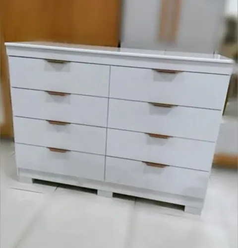 Cômoda Isadora com 8 gavetas em MDF branco, puxadores embutidos e sofisticados detalhes em