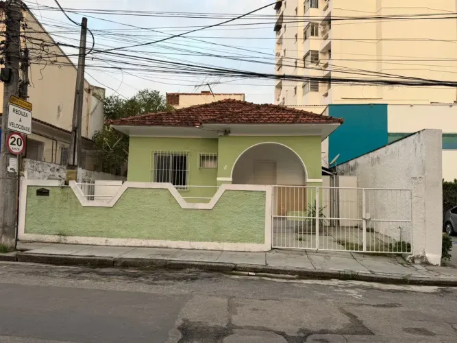Excelente Casa para Locação Comercial na Rua Gastão Gonçalves em Santa Rosa - Niterói - RJ