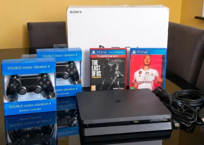 PS4 Slim + 2 Controles + 2 Jogos ( Com lacre da Sony)