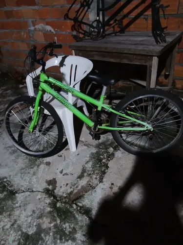 Bike ARO 24 seminovo, só um defeito na roda da frente