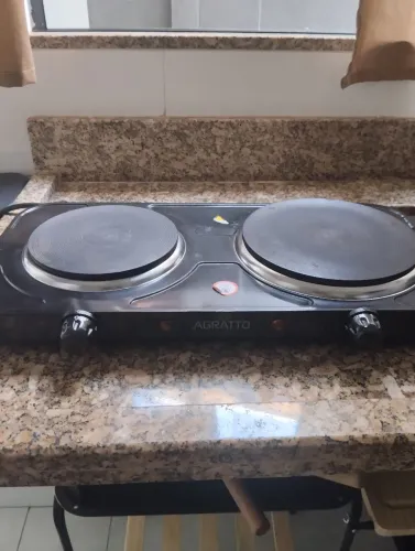 Este é um fogão elétrico de mesa Agratto de 2 bocas na cor preta.