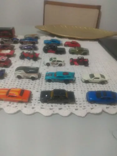 Vendo lote de 48 carros da Hotwells