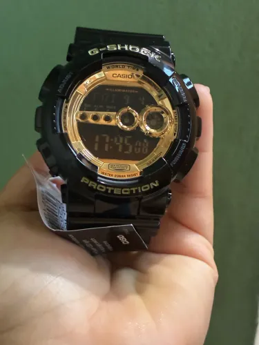 Relógio G-shock preto e dourado