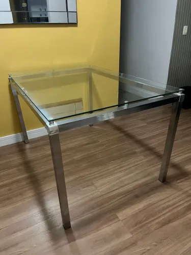 Mesa Alumínio com Tampo de Vidro Temperado 1,32m x 90 cm x 77cm