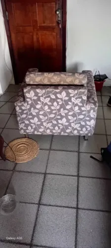 Poltrona , grande e confortável, precisando apenas mudar o estofado