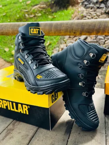 Bota CAT Caterpillar Coturno Preto Palmilha Gel Ortopédica Couro no tamanho 40, 41 e 42