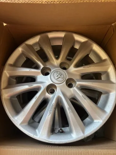 Vendo 4 rodas originais de Toyota etios aro 15