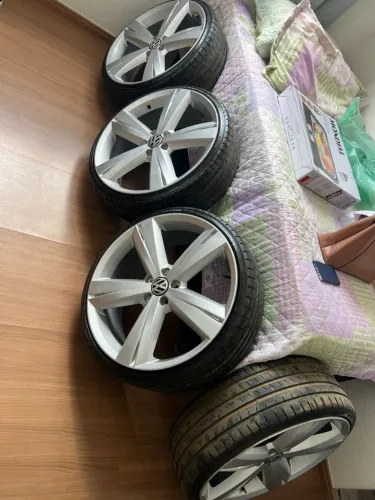 Rodas aro 20 do fusca tsi com quatro pneus novos 