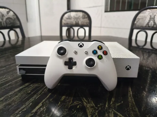 Xbox One S 1TB + controle + 3 jogos Mídia física