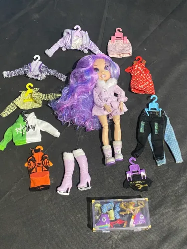 Vendo Boneca Rainbow High Violet Willow (Edição Especial de Inverno) Original MGA
