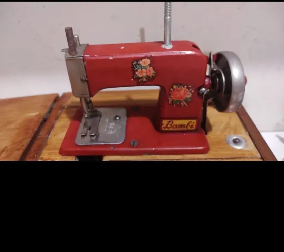 Mini Máquina de Costura Italiana Bambi