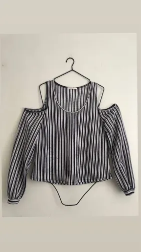 Blusa P mangas longas ombros vazados