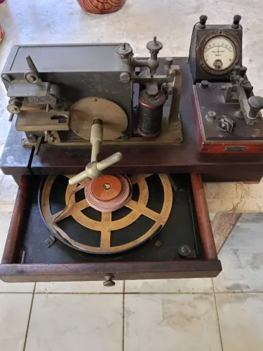 Telegrafo antigo, peça de museu:
