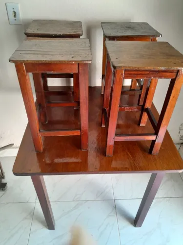 Mesa 0,80 por 0,80 com 04 tambores, excelente estado