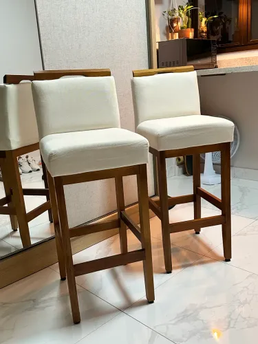 Duas banquetas altas em linho