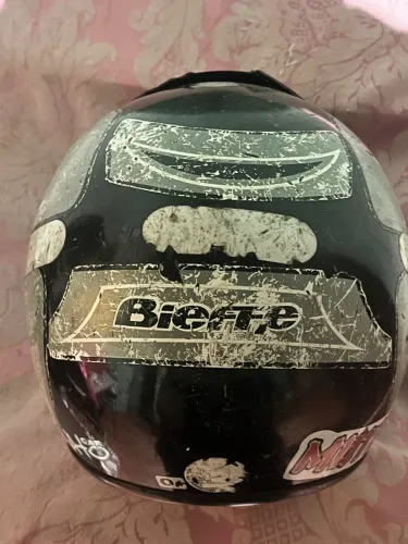 Vendo capacete Bieffe original, tamanho 58.  O capacete está usado, com marcas de uso, ris