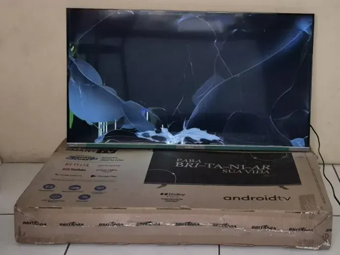 Smart TV Britânia BTV40E3AAGSSGBLF 40" Full HD LED Cinza Android TV Bivolt