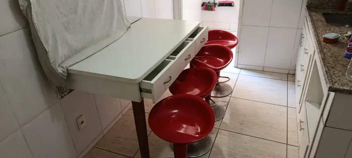Vendo Mesa E 4 Banquetas.