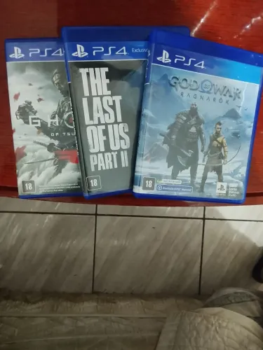 3 jogos novos foi usado uma vez de ps4 tá no ótimo estado