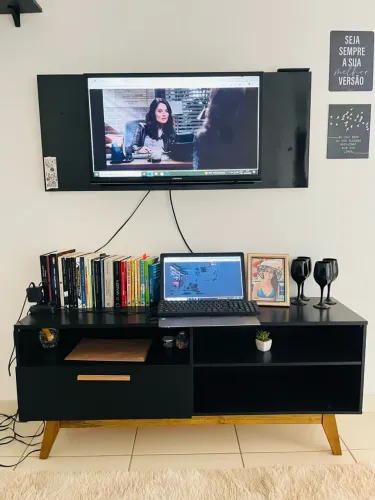 Rack Preto e painel Retrô 