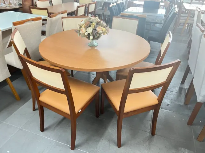 Mesa toda na madeira a pronta entrega